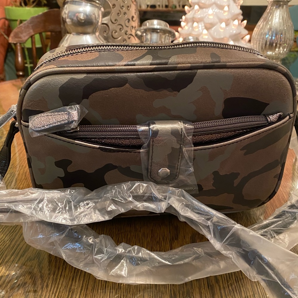 Darling camo crossbody